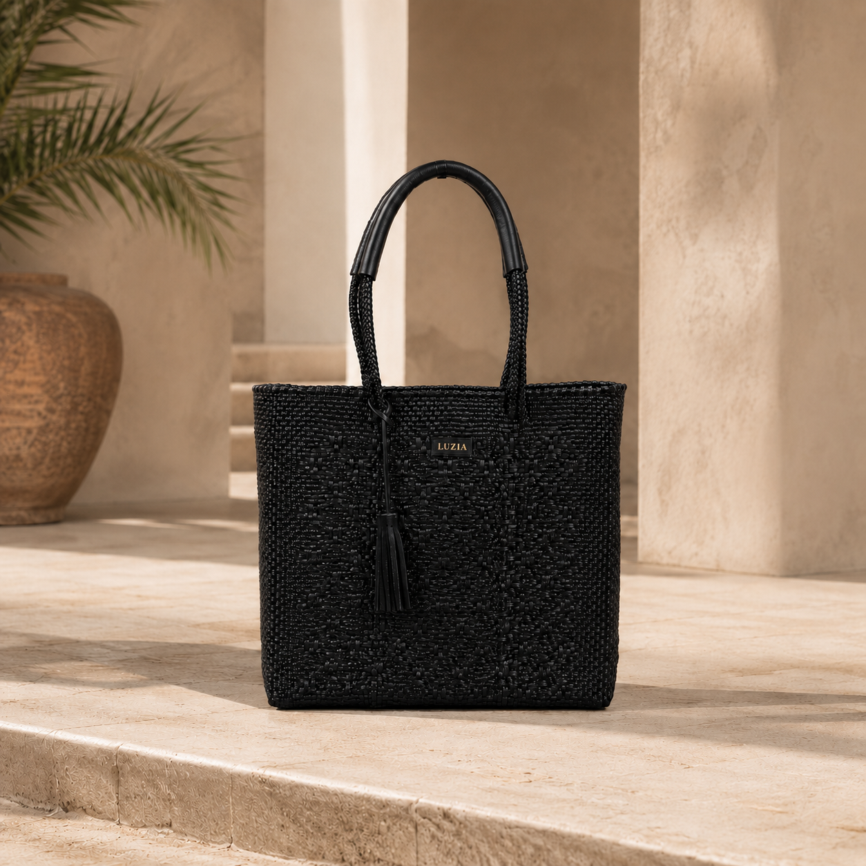 Shoulder Tote Solid Multi-Diamond Black (Leather Black)